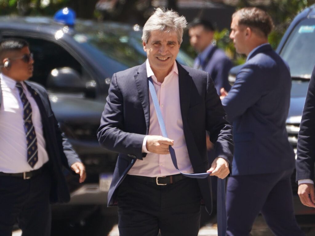 Argentina: Dólar baja a $1.380 y riesgo país cae, mercado en auge