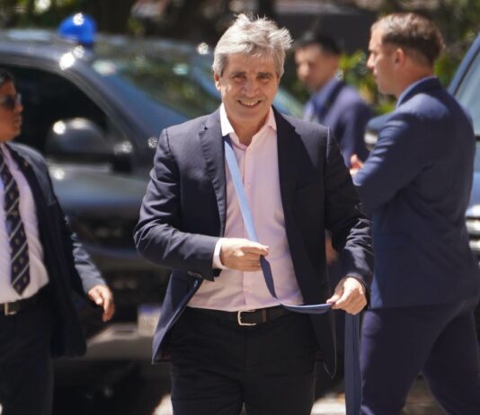 Argentina: Dólar baja a $1.380 y riesgo país cae, mercado en auge