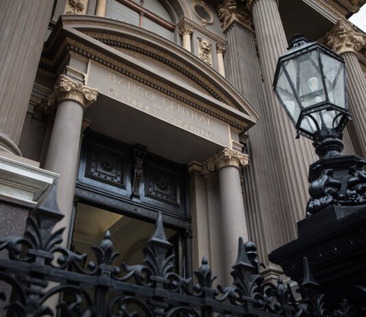 Consultoras Predicen Inflación y Desafíos Económicos para 2025