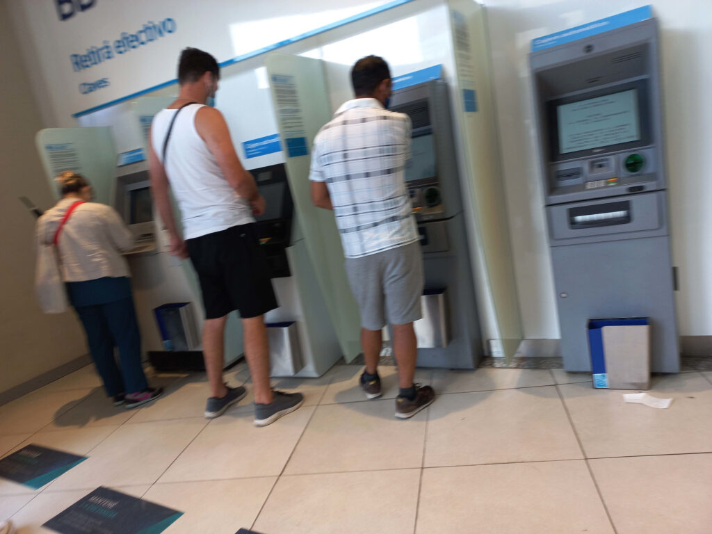 Empleo formal cae en sectores en auge por automatización en Argentina
