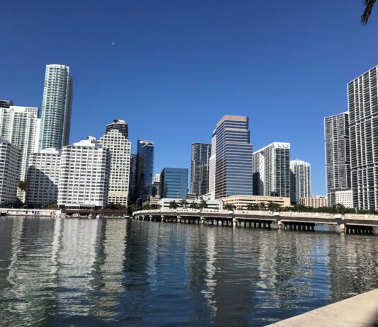 Migración empresarial: Texas y Florida eclipsan a California y Nueva York