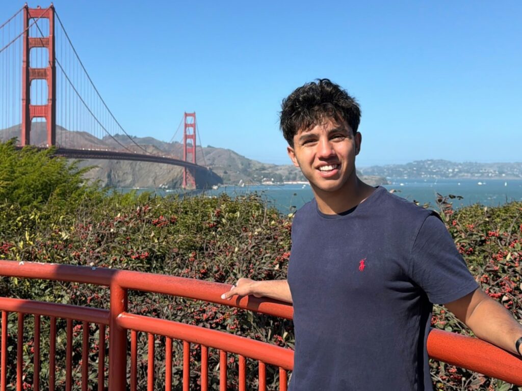 Martín Pulitano, 20 años, ganó la HackHarvard con un dispositivo que guía a no videntes